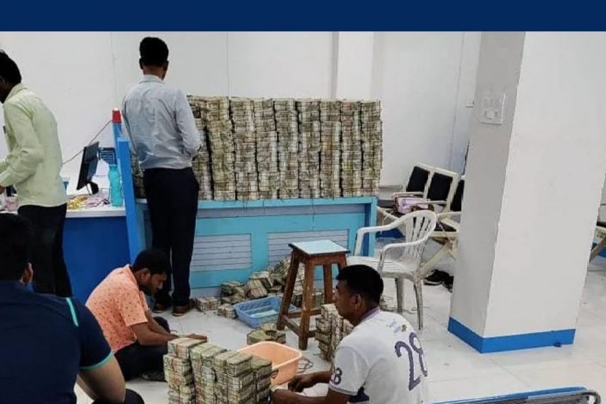 आयकर विभागाच्या धाडींमध्ये करोडोंचं घबाड जप्त होतं; पण 'या' पैशांचं पुढे काय होतं?