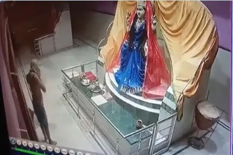 व्हिडिओमध्ये एक व्यक्ती मंदिरात भक्त म्हणून आरामात प्रवेश करताना दिसत आहे. 