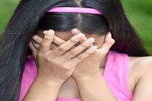 आईने तोंड दाबलं आणि बापानं स्वतःच्याच 7 वर्षीय मुलीवर केले लैंगिक अत्याचार आईने तोंड दाबलं आणि बापानं स्वतःच्याच 7 वर्षीय मुलीवर केले लैंगिक अत्याचार