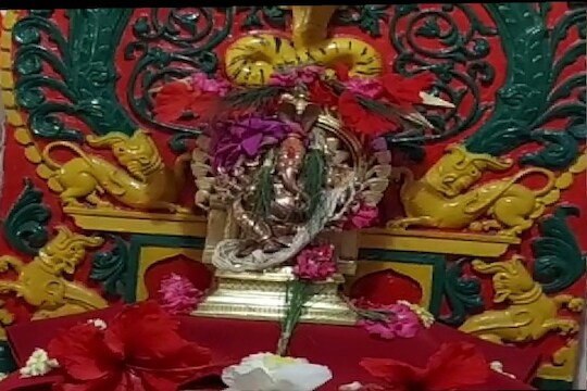 पुण्यातील मुजुमदार वाड्यात गणेशोत्सवाला सुरूवात झाली आहे.