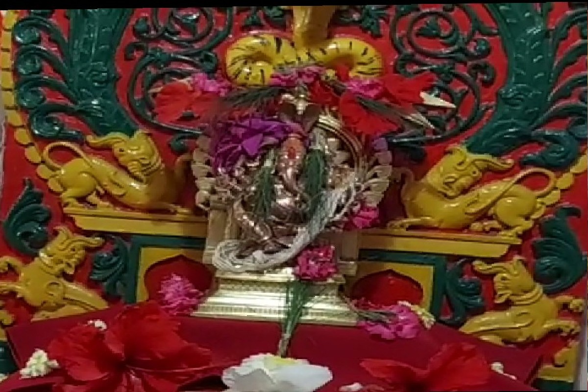 पुण्यातील मुजुमदार वाड्यात गणेशोत्सवाला सुरूवात झाली आहे.