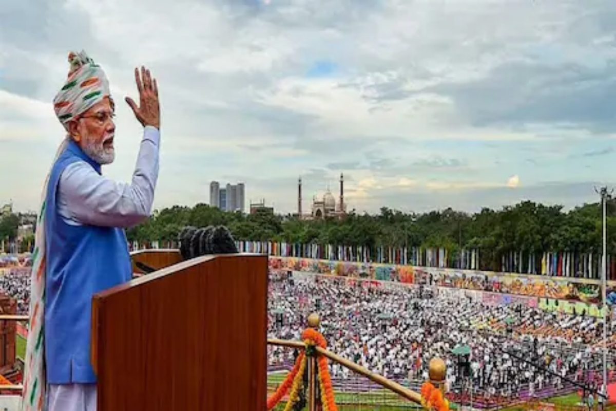 भारत 2047 साली कसा असावा? PM मोदींनी लाल किल्ल्यावरून माडलं India@100 चं व्हिजन