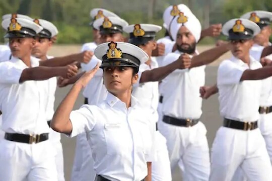 देशसेवा करण्याची सुवर्णसंधी! भारतीय नौदलात `या` पदांच्या भरतीसाठी अर्ज प्रक्रिया सुरू
