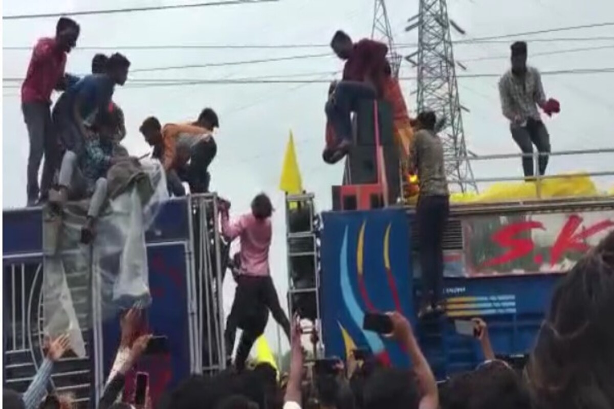 DJ च्या गाडीभर पसरला करंट; कावडयात्रेत नाचता नाचता तरुणांची भयंकर अवस्था, थरकाप उडवणारा Video
