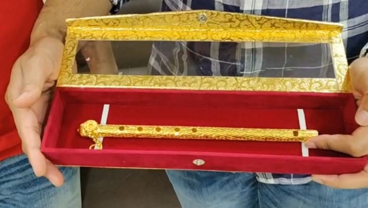 दिल्लीतील साईभक्ताने शिर्डी येथे साईमंदिरात साई बाबांना अर्पण केलेली बासरी