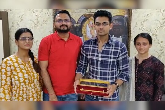 शिर्डीच्या साईबाबांसाठी सोन्याची बासरी; दिल्लीतील कुटुंबाने या भेटीमागील सांगितलं अनोखं कारण