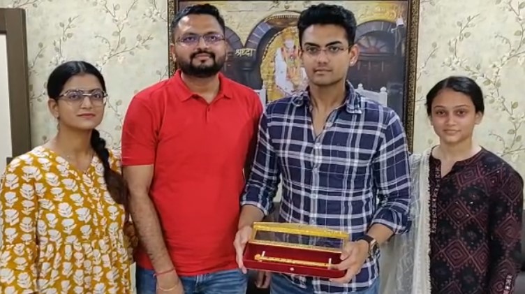 शिर्डीच्या साईबाबांसाठी सोन्याची बासरी; दिल्लीतील कुटुंबाने या भेटीमागील सांगितलं अनोखं कारण