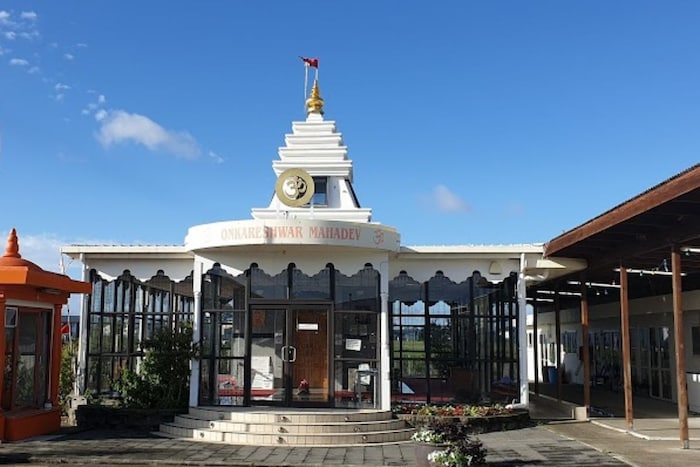 शिव मंदिर, ऑकलंड, न्यूझीलंड (शिव मंदिर, ऑकलंड, न्यूझीलंड : न्यूझीलंडमधील ऑकलंड येथे असलेले शिवमंदिर आचार्य महामंडलेश्वर स्वामी शिवेंद्र महाराज आणि यज्ञबाबा यांनी बांधले होते. येथे भगवान शिव नवडेश्वर शिवलिंगाच्या रूपात विराजमान आहेत. 2004 मध्ये पहिल्यांदा या मंदिराचे दरवाजे भक्तांसाठी उघडण्यात आले होते. Photo Credit : aartigyan.com 