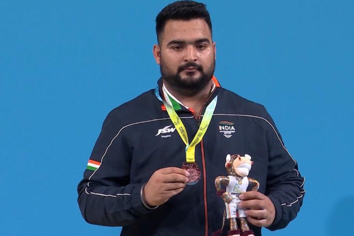 वेटलिफ्टर लवप्रीत सिंगनं उचललं विक्रमी वजन, भारताच्या खात्यात आणखी एक पदक
