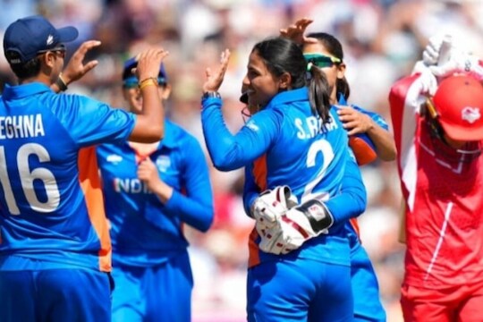 स्नेह राणाची फिरकी प्रभावी