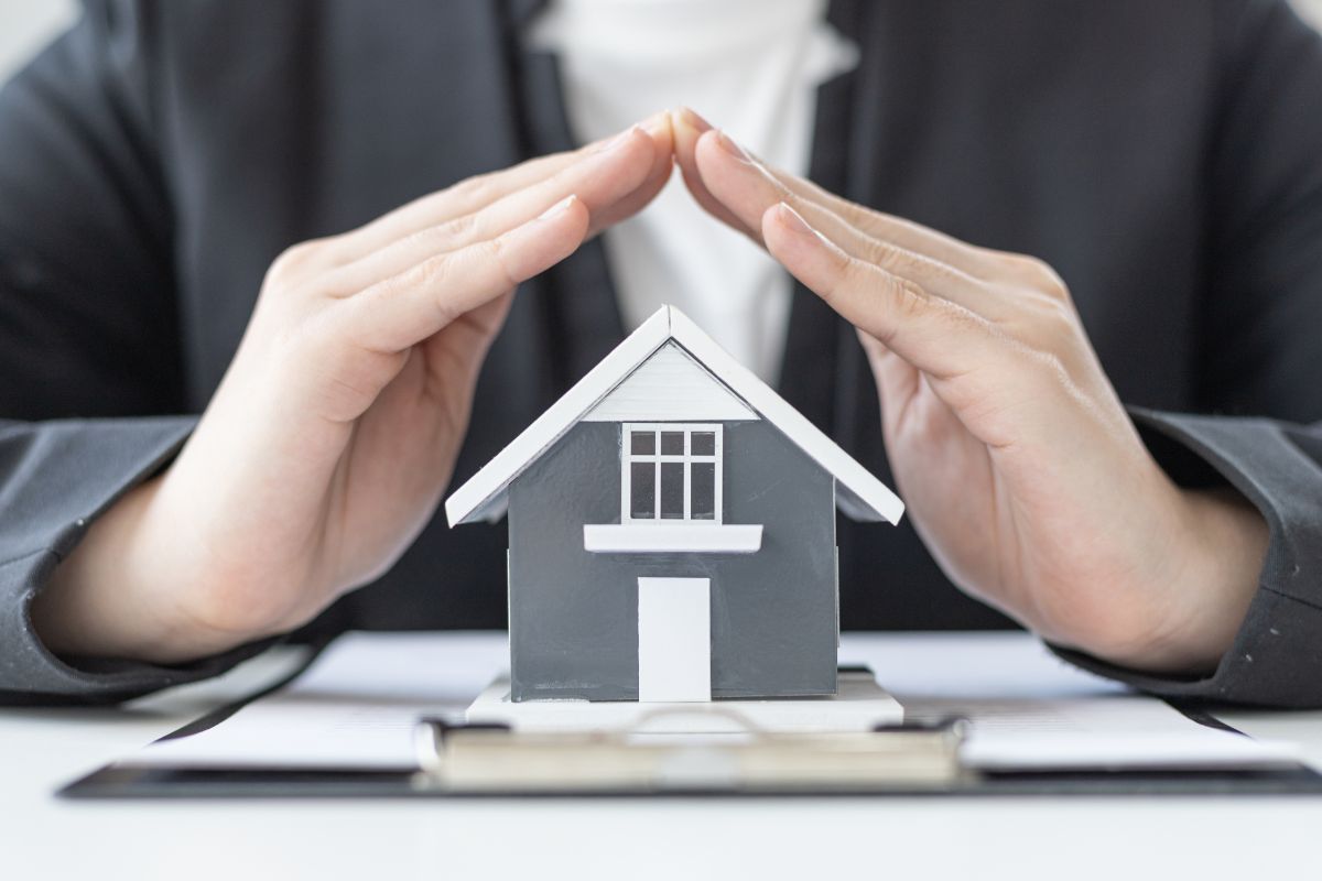 Home Security Tips: जास्त काळासाठी घराबाहेर जाणार आहात? फॉलो करा ‘या’ सुरक्षा टिप्स