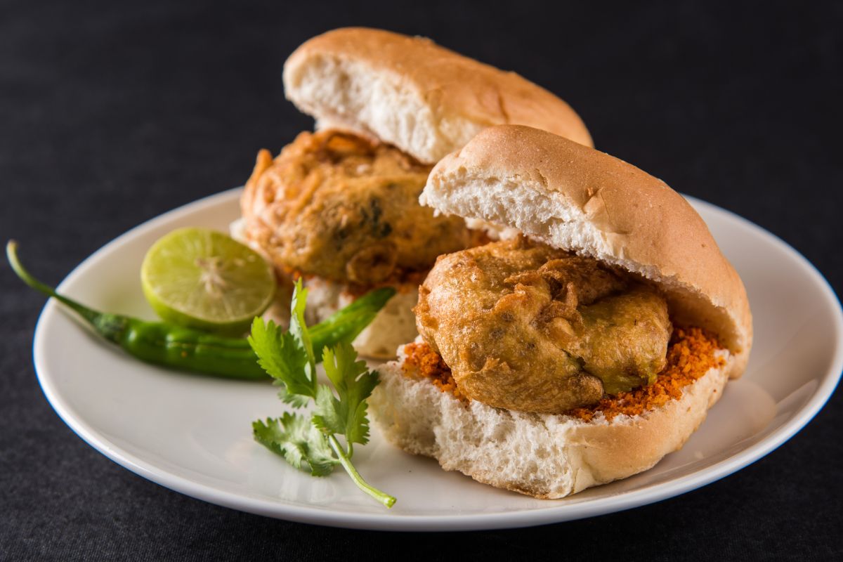 Best Vadapav in Pune: टेस्टी! पुण्यातील ‘या’ प्रसिद्ध वडापाव सेंटरवर ग्राहकांची उडते झुंबड, पाहा लिस्ट