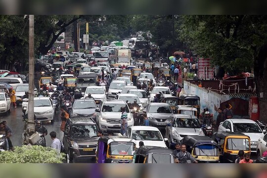 विकेण्डचा प्लॅन खराब करायचा नसेल तर घराबाहेर पडण्याआधी पाहा Traffic Alert