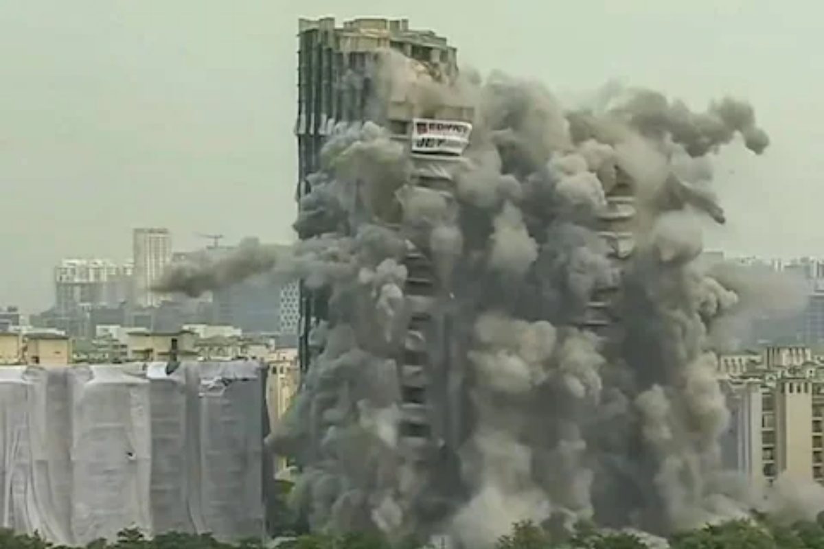 VIDEO: स्फोट, भूकंप, धुळ, राडारोडा.. ट्विन टॉवर्स पाडल्यानंतर आता परिस्थिती कशी आहे?