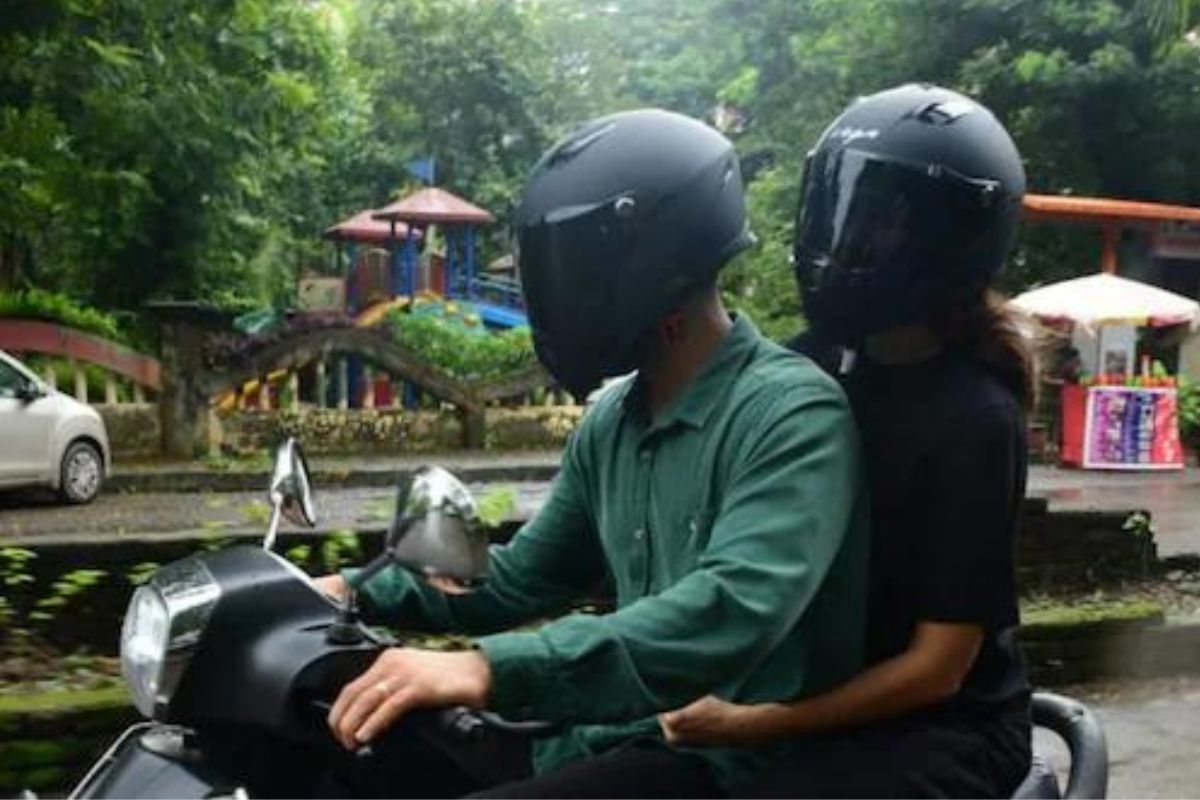 विराट आणि अनुष्काची स्कूटर राईड