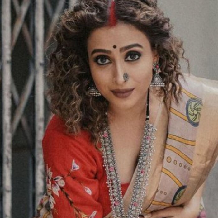 तेजा हिने हिरवं कुंकू, ऑक्सिजन असे हिट सिनेमे तर कुलस्वामिनी नावाची हिट मालिका केली आहे. 