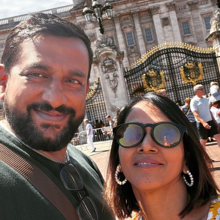 एका युजरने असं लिहिलं आहे, “येताना आपला कोहिनूर हिरा व भवानी तलवार तेवढी घेऊन या…”