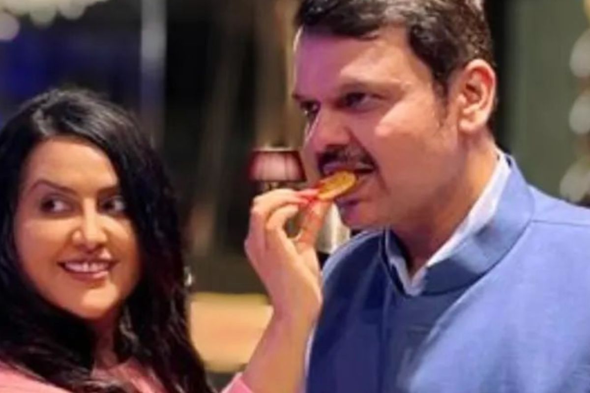 Amruta Fadanavis: गळ्यात मंगळसूत्र घालायचं सोडून हातात घालण्यामागचं अमृता फडणवीसांचं भन्नाट लॉजिक ऐका