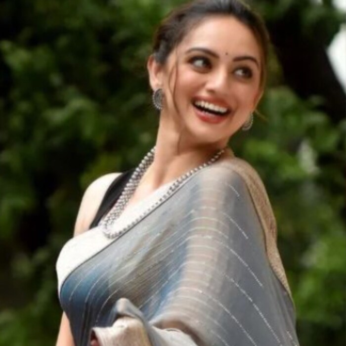 श्रुती मराठेचं झी मराठीशी एक घट्ट नातं असून राधा ही बावरी या झी मराठीवरील मालिकेने तिला बरीच लोकप्रियता मिळवून दिली होती. 