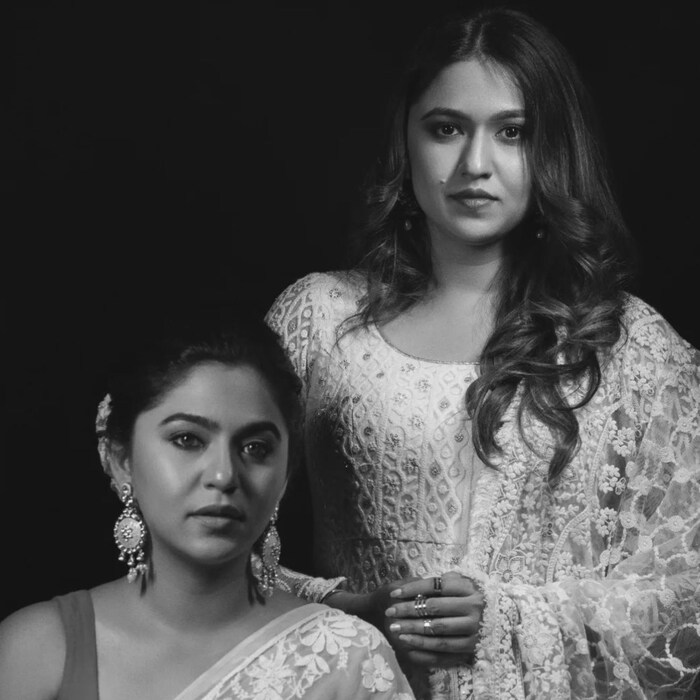 मराठीमध्ये या दोन देशपांडे सिस्टर्स नेहमीच धुमाकूळ घालत असतात त्या म्हणजे मृण्मयी आणि गौतमी देशपांडे. या दोघींचे व्हिडिओ सुद्धा चाहत्यांमध्ये खूप प्रसिद्ध आहेत. दोघीही एकमेकींना त्रास देण्याची एकही संधी सोडत नाहीत पण दोघींचं एकमेकींवर प्रेमसुद्धा तितकंच आहे. दोघीही उत्तम अभिनेत्री असून त्यांचा चाहतावर्ग सुद्धा मोठा आहे. 