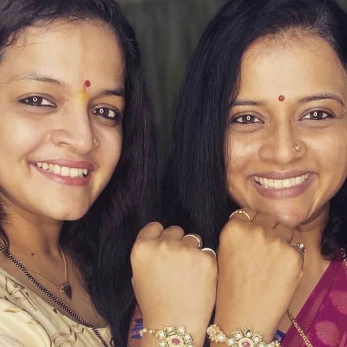 अभिनेत्री भार्गवी चिरमुलेची बहीण सुद्धा अभिनय क्षेत्रात कार्यरत आहे. तिचं नाव आहे चैत्राली गुप्ते. भार्गवी आणि चैत्राली सख्ख्या बहिणी असून त्या दोघी एकमेकींना राखी बांधतात हे एका फोटोमध्ये दिसून आलं आहे. 
