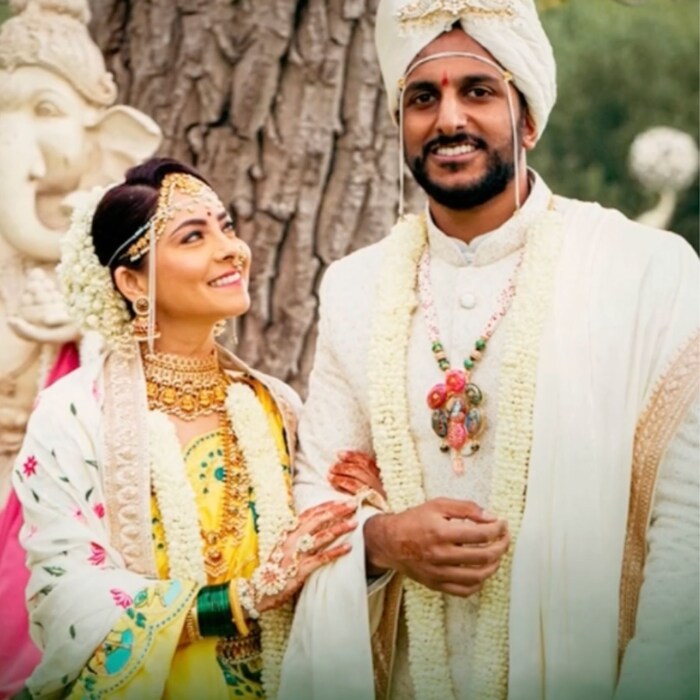 सोनालीने महामारीच्या काळात रजिस्टर लग्न केलं आणि कोरोनाचा हाहाकार काहीसा कमी झाल्यावर कुटुंबियांसोबत तिचा थाटामाटात जंगी विवाहसोहळा पार पडला. 