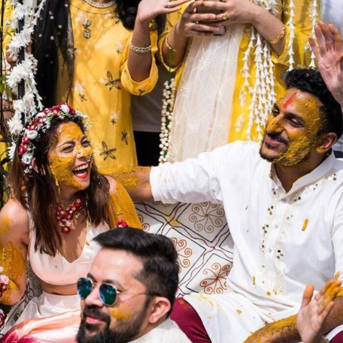 सध्या सोनाली आणि कुणालची वेडिंग स्टोरी हा सगळीकडे चर्चेचा विषय ठरतो आहे. तिचे काही खास फोटो आणि खास लुक सुद्धा बरेच प्रसिद्ध होत आहेत. 