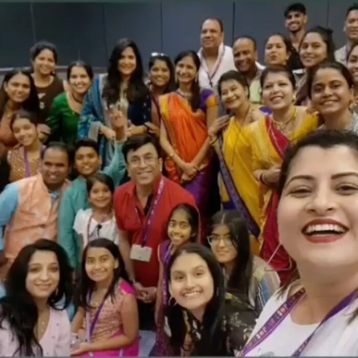 हेमांगीने अमेरिकेत जमलेल्या सगळ्या कलाकारांचा एक फोटोसुद्धा शेअर केला होता. यामध्ये पुष्कर श्रोत्री, आनंद इंगळे, समीर चौगुले, विशाखा सुभेदार, मृण्मयी देशपांडे, सावनी रवींद्र अशा अनेक कलाकारांचा समावेश होता. 