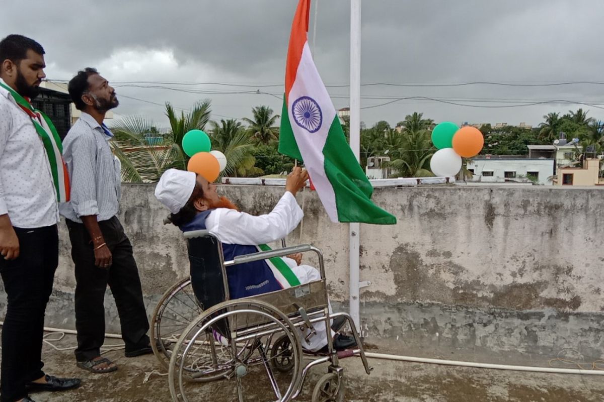 Pune : झंडा उंचा रहे हमारा : दिव्यांग व्यक्तीनं 75 पायऱ्या हातानं चढून फडकवला तिरंगा, VIDEO
