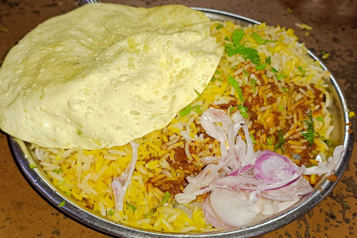 Nashik : फक्त 40 रूपयांमध्ये खा पोटभर बिर्याणी; चवही असते एकदम झकास, VIDEO