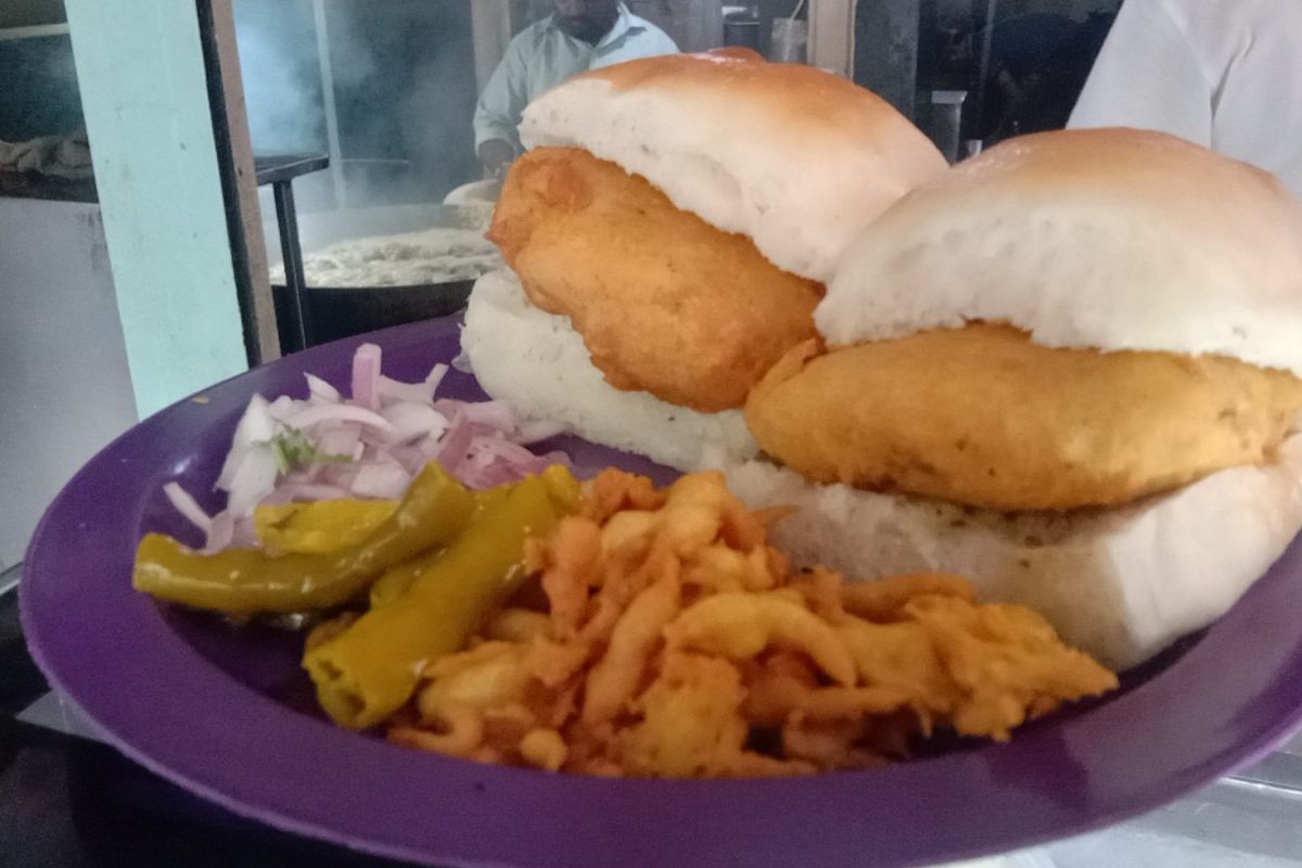 World Vadapav Day : पुण्यातील 50 वर्ष जुना गार्डनचा वडापाव, आजही आहे खवय्यांची पहिली पसंती
