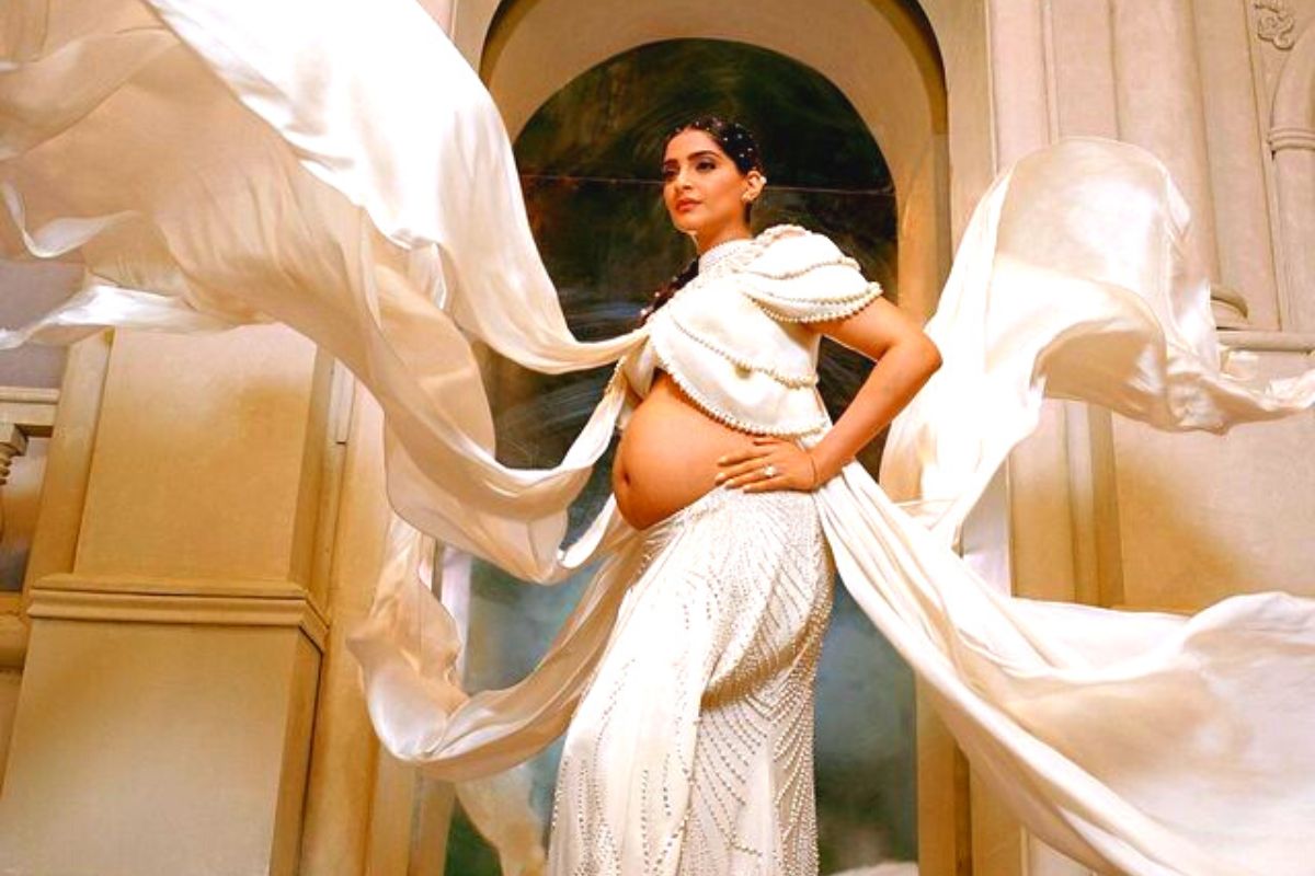 बॉलिवूड अभिनेत्री सोनम कपूर लवकरच आई होणार आहे.