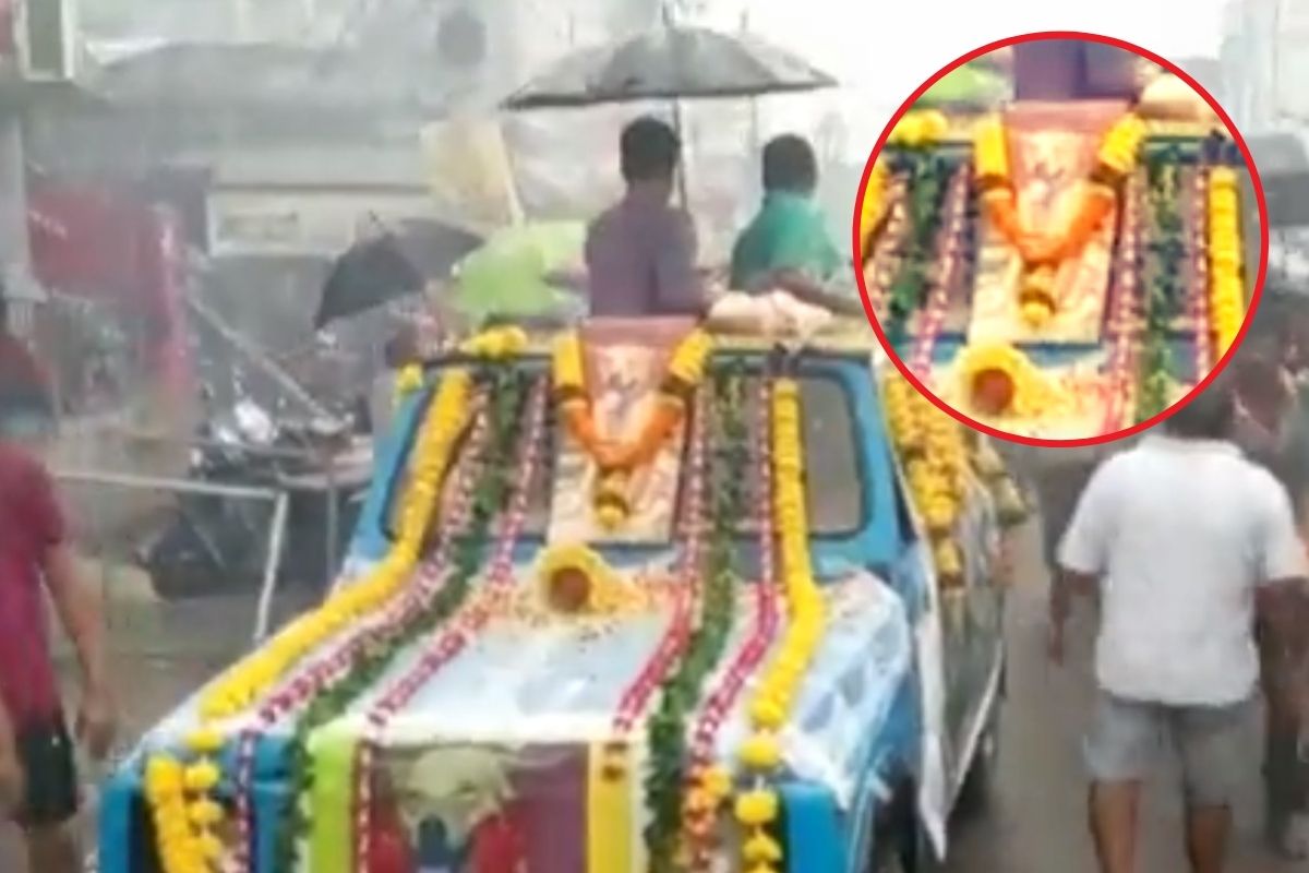 Dog Funeral: 17 वर्षांची साथ, मालकानं जड अंत:करणानं दिला निरोप; वाजतगाजत काढली पाळीव कुत्री अंजलीची अंत्ययात्रा