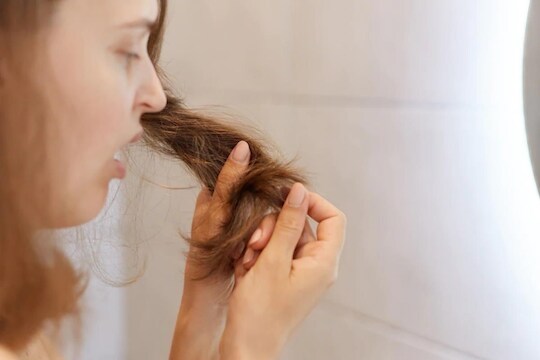 Tips for Hair Care : केसांचं नुकसान करतात 'या' सवयी; तुम्हालाही असेल अशी सवय तर लगेच करा बदल