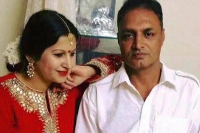 सोनाली फोगटचे लग्न संजय फोगटसोबत झाले होते. 2016 मध्ये सोनाली फोगटचा पती संजय फोगट देखील हरियाणातील एका फार्म हाऊसमध्ये संशयास्पद परिस्थितीत मृतावस्थेत आढळला होता.