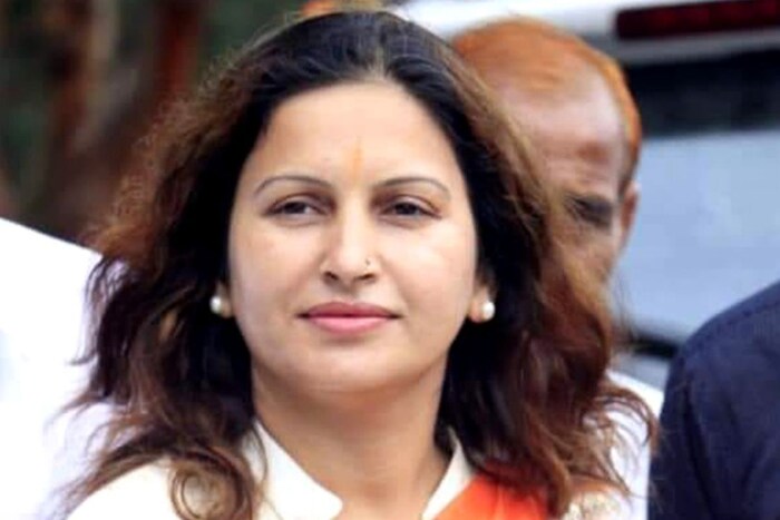 बिग बॉस फेम, टिकटॉक स्टार आणि हरियाणातील भाजप नेत्या सोनाली फोगट यांचं निधन झाले आहे. सोमवारी रात्री गोव्यात त्यांचं निधन असून ही बातमी समोर येताच त्यांच्या करोडो चाहत्यांमध्ये शोककळा पसरली आहे.