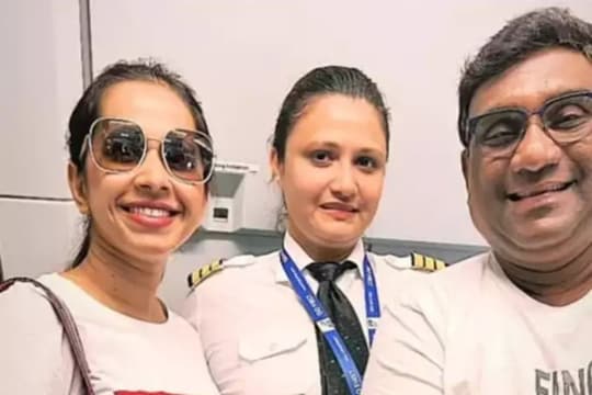 Shreya Bugade : भाऊ श्रेयाला विमान प्रवासात भेटली खास व्यक्ती; नाव ऐकून वाटेल अभिमान