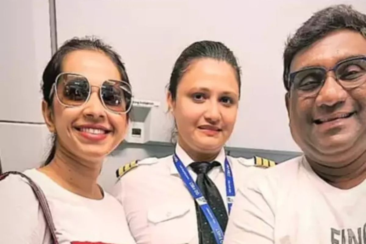 Shreya Bugade : भाऊ श्रेयाला विमान प्रवासात भेटली खास व्यक्ती; नाव ऐकून वाटेल अभिमान