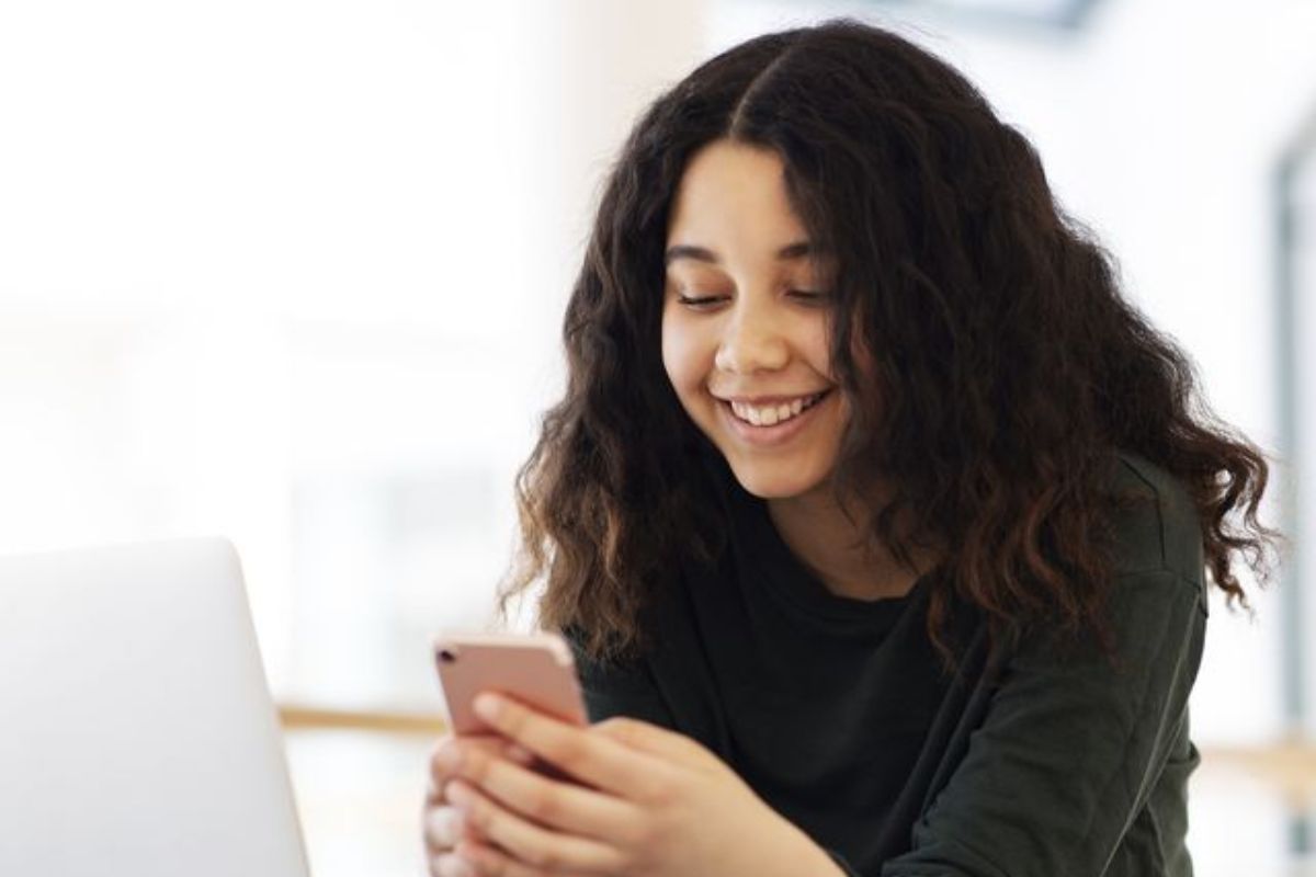 महिला घरात बसून कमवू शकतात पैसे; 'हे' आहेत अनेक पर्याय