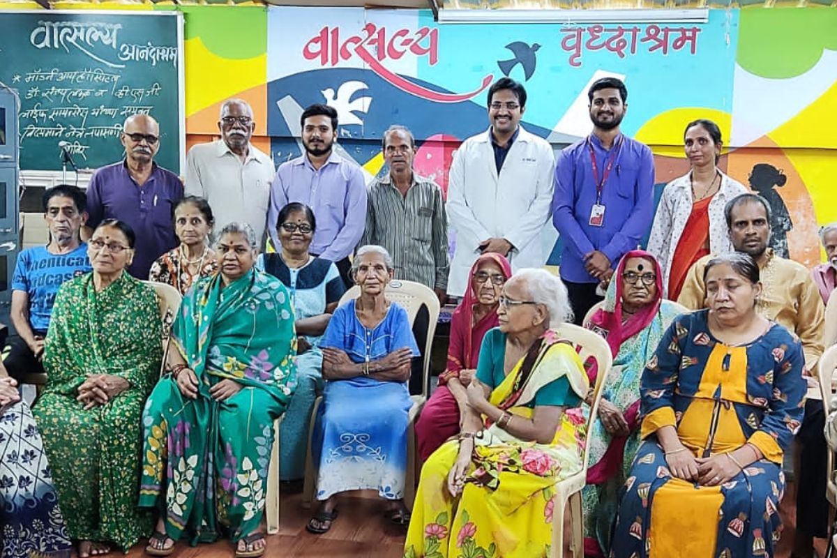 Nashik : निराधार वृद्धांना 'वात्सल्य' देणारं नाशिकचं सेकंड होम, 11 वर्षांपासून सुरू आहे अविरत सेवा VIDEO