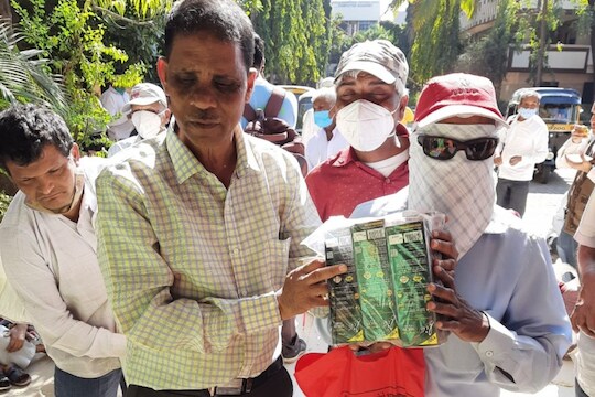 Nashik : अंध असूनही इतरांना करतात मदत, आजवरचा प्रवास वाचून वाटेल अभिमान