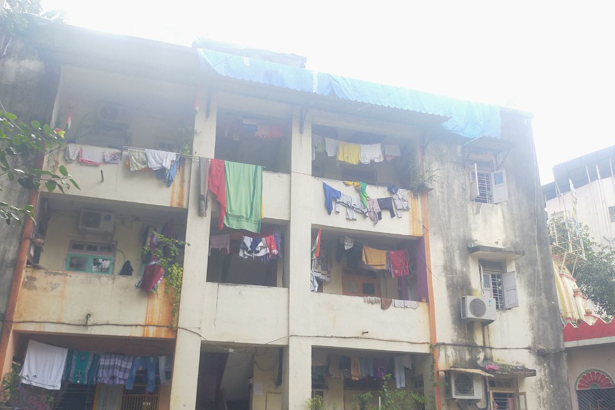 Mumbai : धोकादायक इमारतींकडे प्रशासनाचं दुर्लक्ष, 40 कुटुंबांचा जीव संकटात, पाहा VIDEO