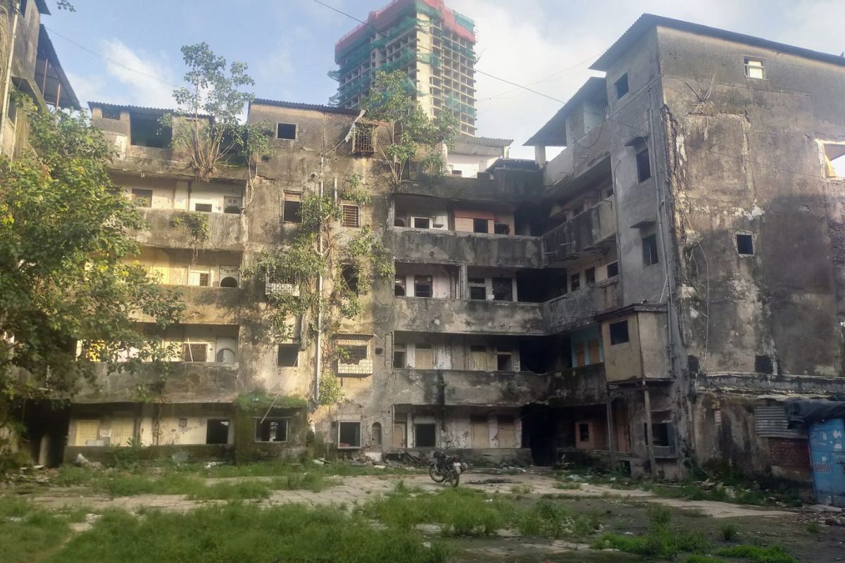 Mumbai: पुनर्विकासाची प्रतीक्षाच! जीर्ण इमारतीमध्ये राहणाऱ्या 100 पेक्षा जास्त कुटुंबांचा जीव धोक्यात, VIDEO