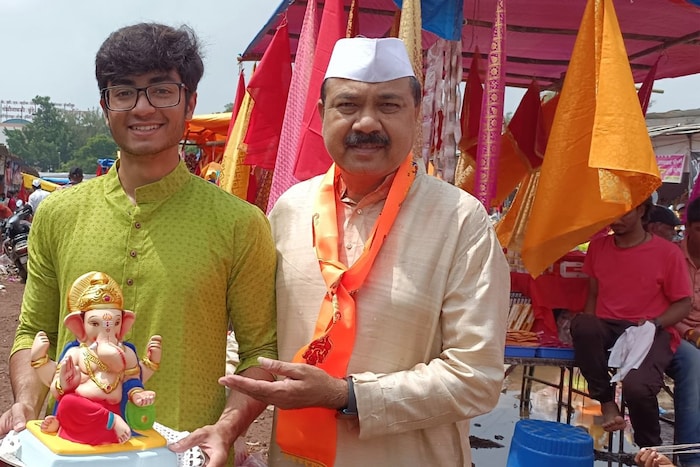कोरोनाच्या दोन वर्षानंतर मुलगा आणि वडील आपल्या लाडक्या गणपती बाप्पाला घरी घेऊ जाताना त्यांच्या चेहऱ्यावरील आनंद काही वेगळाच आहे. 