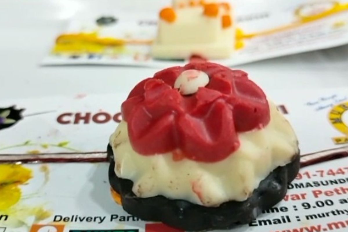 Pune: यंदा राखी बांधा आणि नंतर खा! भावासाठी घेऊन या Chocolate Rakhi, Video