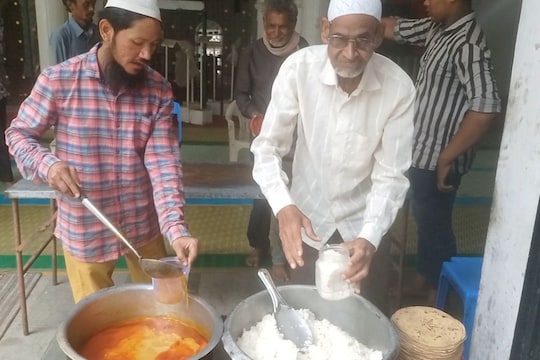 Aurangabad : अन्नदानातून अल्लाची सेवा; औरंगाबादची मशीद रोज भागवतेय रूग्णांची भूक, VIDEO