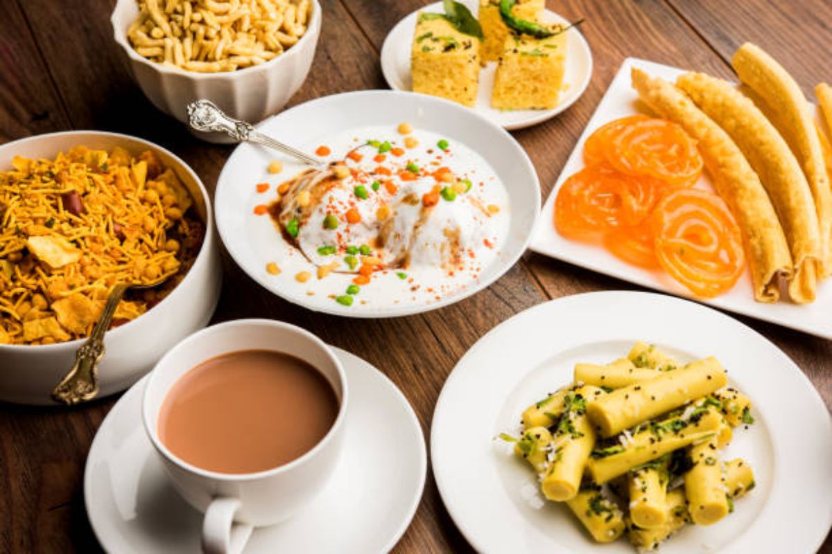 Health Tips : चहाबरोबर नमकीन खाणं आरोग्यासाठी किती चांगलं?, घ्या जाणून