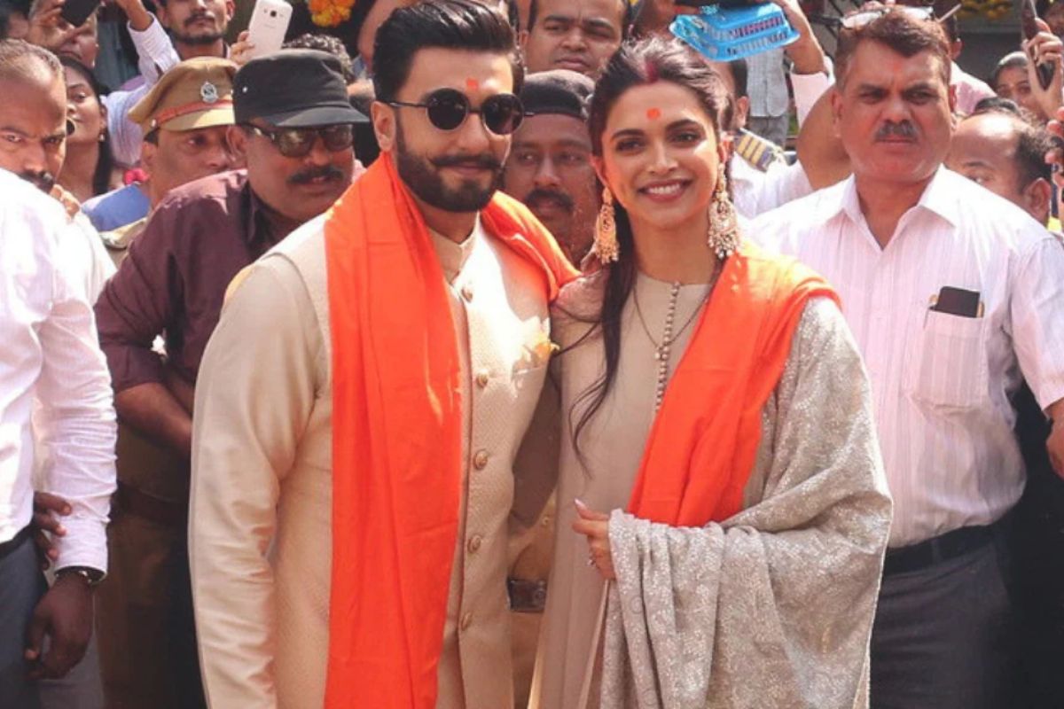  रणवीर आणि दीपिका यांनी लग्न झाल्यावर एकत्र सिद्धिविनायकाचे आशीर्वाद घेतले होते.