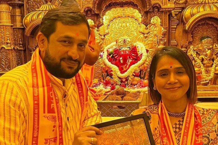  प्रसिद्ध मराठी अभिनेता प्रसाद ओक याने त्याच्या 'धर्मवीर' चित्रपटाच्या घवघवीत यशानंतर सपत्नीक सिद्धिविनायकाचे आशीर्वाद घेतले होते. 