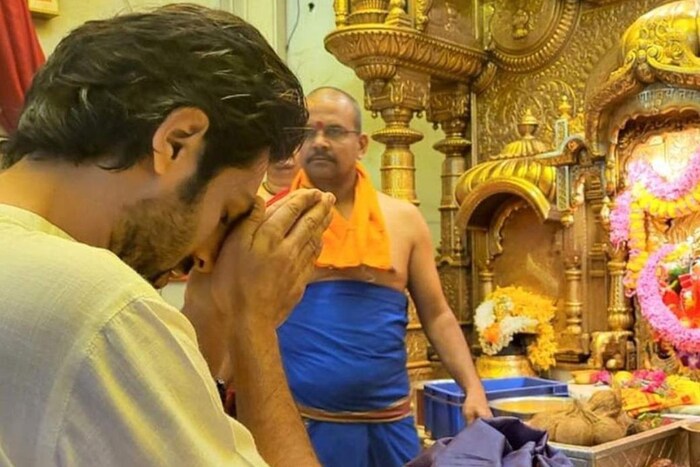कार्तिक आर्यनने देखील सिद्धिविनायकाचे दर्शन घेतले आहे. 